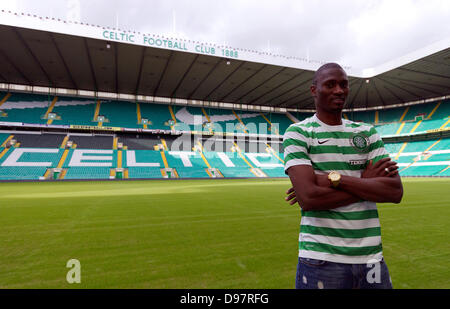 Glasgow, Scotland, Regno Unito. 13 giugno 2013. Ammido lama sfilate con la sua nuova maglia numero come Lui firma un 4 anno la trattativa per celtico. Foto Stock