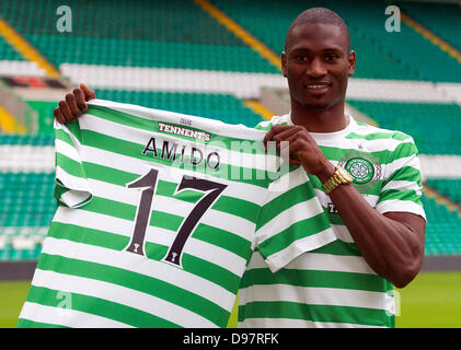 Glasgow, Scotland, Regno Unito. 13 giugno 2013. Ammido lama sfilate con la sua nuova maglia numero come Lui firma un 4 anno la trattativa per celtico. Foto Stock