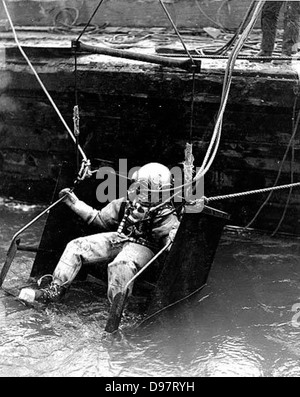 Sommozzatore immettendo acqua, Grand Coulee Dam sito in costruzione Foto Stock