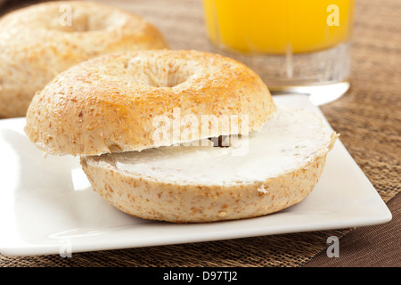 Freschi Fatti in casa grano intero bagel con formaggio cremoso Foto Stock