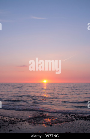 Tramonto sulla spiaggia Llangrannog west wales ceredigion seascape paesaggio idilliaco Gwyl nol a mlan bicca carreg tranquillo Foto Stock