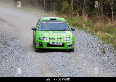 Una vettura da rally a pianure rally 2013 (Gartheiniog stadio). Foto Stock