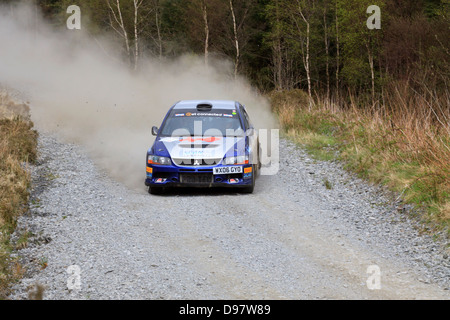 Una vettura da rally a pianure rally 2013 (Gartheiniog stadio). Foto Stock