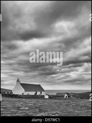 Chiesa Mwnt west wales mono nuvole paesaggio bianco e nero paesaggio moody Foto Stock