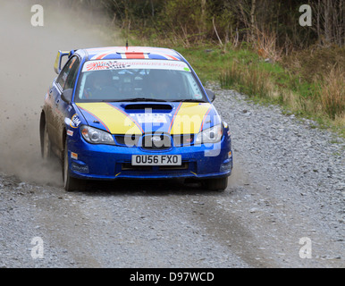 Una vettura da rally a pianure rally 2013 (Gartheiniog stadio). Foto Stock