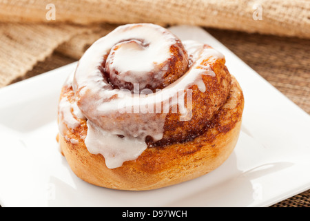 Freschi Fatti in casa Panini alla Cannella realizzato per la prima colazione Foto Stock