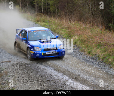 Una vettura da rally a pianure rally 2013 (Gartheiniog stadio). Foto Stock