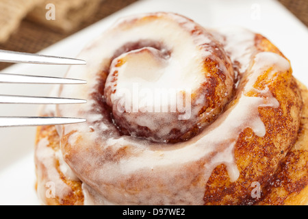 Freschi Fatti in casa Panini alla Cannella realizzato per la prima colazione Foto Stock