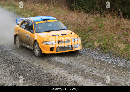 Una vettura da rally a pianure rally 2013 (Gartheiniog stadio). Foto Stock