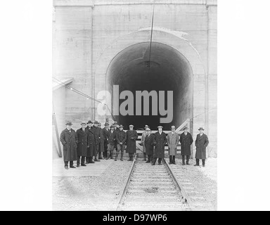 Grande ferrovia settentrionale e A. Guthrie Co. funzionari all'entrata del tunnel a cascata, la più lunga galleria in America (7.8 miglia) Foto Stock