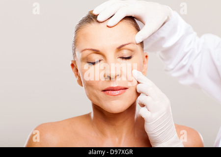 Medico esame di metà donna età pelle prima di chirurgia estetica Foto Stock