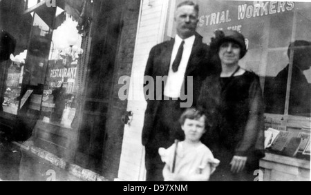 Una cartolina con Arthur Boose e la sua famiglia fuori dalla Industrial Workers of the World (IWW) Hall. La foto risale agli anni '1910 o all'inizio degli anni '1920, mostrando figure del movimento operaio dei primi anni del XX secolo. Foto Stock
