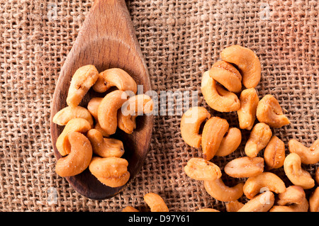 Noci di acagiù nel cucchiaio di legno Foto Stock