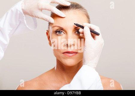 Ritratto di donna senior prima di contrassegnare il suo volto per face lifting Foto Stock