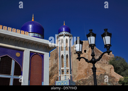 Minareto della moschea Masjid al-Khor e fort Mirani in Muscat Oman Foto Stock