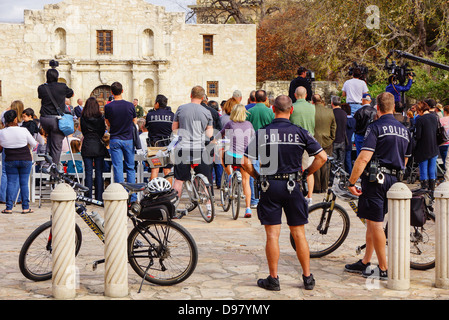 Gli ufficiali di polizia a stare di fronte ad Alamo in San Antonio, Texas durante la celebrazione annuale Foto Stock