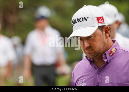 Ardmore, Pennsylvania, USA. Giugno 13, 2013: Graeme McDowell, dell'Irlanda del Nord, guarda su dopo aver colpito off 5 tee durante il 2013 USA Apri 113Campionato Nazionale dell'Merion Golf Club di Ardmore, Pennsylvania. Credito: csm/Alamy Live News Foto Stock