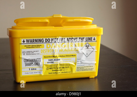 Giallo medical sharps bin Foto Stock