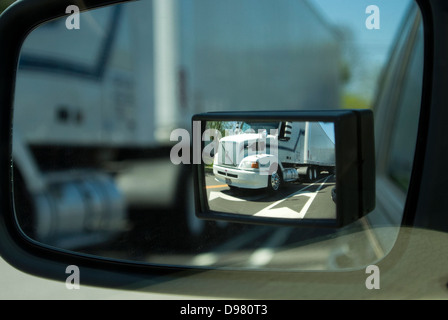 Semi carrello nel retrovisore. Foto Stock