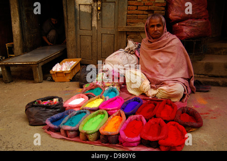 Tikka polvere per la vendita per le strade di Kathmandu, Nepal Foto Stock