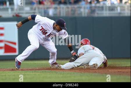 Minneapolis, MN, Stati Uniti d'America. Xiii Giugno, 2013. Giugno 13, 2013: Philadelphia Phillies center fielder Ben Revere (11) scorre in avanti del tag dal Minnesota Twins interbase Eduardo Escobar (5) durante il Major League Baseball gioco tra il Minnesota Twins e la Philadelphia Phillies al campo target in Minneapolis, Minn. Credito: csm/Alamy Live News Foto Stock