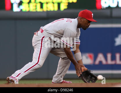 Minneapolis, MN, Stati Uniti d'America. Xiii Giugno, 2013. Giugno 13, 2013: Philadelphia Phillies interbase Jimmy Rollins (11) campi una sfera di massa durante il Major League Baseball gioco tra il Minnesota Twins e la Philadelphia Phillies al campo target in Minneapolis, Minn. Credito: csm/Alamy Live News Foto Stock