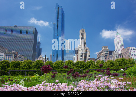 Giardini Lurie, il Millennium Park sullo skyline di Chicago in background Foto Stock