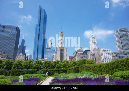 Giardini Lurie, il Millennium Park sullo skyline di Chicago in background Foto Stock