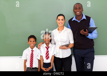 Un gruppo di insegnanti di scuola elementare e studenti Foto Stock