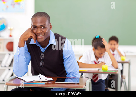 Bel maschio africana di insegnante di scuola primaria in aula Foto Stock