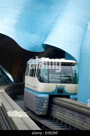 Un treno che passa in testa attraverso la ferrovia sopraelevata downtown arrivando presso il centro di Seattle Foto Stock