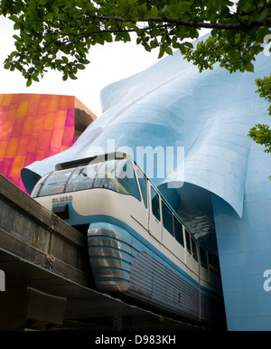 Un treno che passa in testa attraverso la ferrovia sopraelevata downtown arrivando presso il centro di Seattle Foto Stock