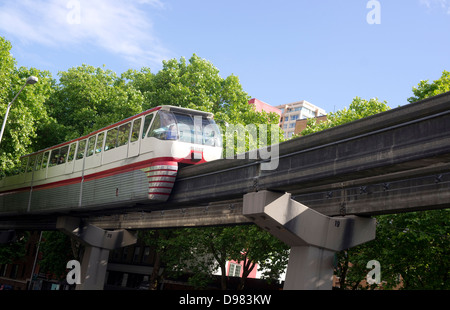 Un treno che passa in testa attraverso la ferrovia sopraelevata nel downtown di Seattle Foto Stock