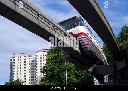 Un treno che passa in testa attraverso la ferrovia sopraelevata Foto Stock