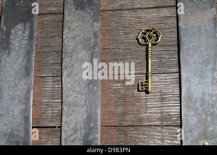 Vintage golden key sul vecchio sfondo di legno Foto Stock