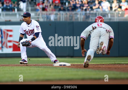 Minneapolis, MN, Stati Uniti d'America. Xiii Giugno, 2013. Giugno 13, 2013: Philadelphia Phillies center fielder Ben Revere (11) scorre in modo sicuro in seconda base come Minnesota Twins interbase Eduardo Escobar (5) attende i passi durante il Major League Baseball gioco tra il Minnesota Twins e la Philadelphia Phillies al campo target in Minneapolis, Minn. Credito: csm/Alamy Live News Foto Stock