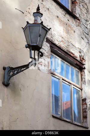 La strada vecchia lanterna lampada su una parete spiovente a Tallinn in Estonia Foto Stock