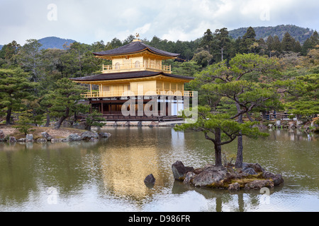 Vista di Kinkaku-ji (il Padiglione Dorato) con stagno inferiore e il giardino nella stagione estiva a Kyoto, Giappone, 2012 Panorama Foto Stock