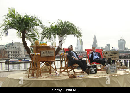 Londra, Regno Unito. 14 giugno 2013. L'Isola di ombrosi, un pop-up di paradiso fiscale su London South Bank, è stato istituito da 'abbastanza cibo se" attivisti chiedono giustizia fiscale come i leader del mondo preparati a incontrare per la procedura aperta per la crescita e il vertice del G8. Credito: David Mbiyu/Alamy Live News Foto Stock