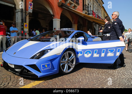 La Gallardo auto della polizia sono utilizzati dalla polizia stradale durante le emergenze e per il trasporto di organi del corpo. Foto Stock