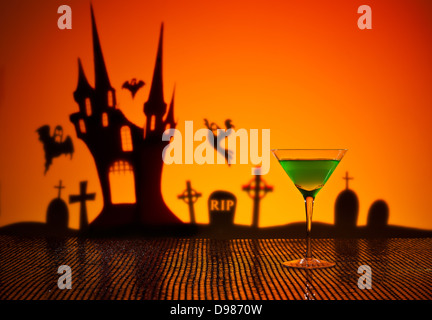 Green Martini in impostazione di Halloween con un Haunted House Foto Stock