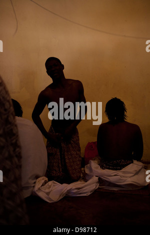 Durante la cerimonia di iniziazione sangomas bere "muti" (medicina significato spirituale) per purificare se stessi entrare in trance di Foto Stock