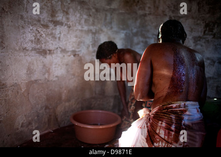 Durante sangoma cerimonia di iniziazione ragazze purge dopo aver bevuto muti (medicina significato spirituale) in Peernars Mpumalanga Foto Stock