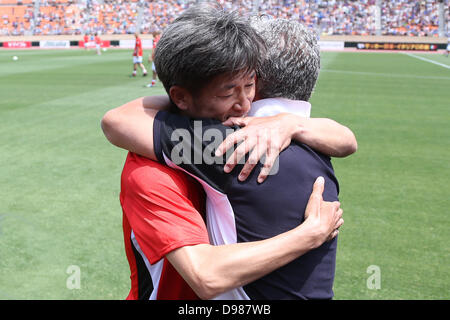 (L-R) Kazuyoshi Miura, Roberto Baggio, 9 giugno 2013 - Calcio : Kazuyoshi Miura abbracci Roberto Baggio prima che il Giappone Italia leggenda match tra J.League giocatori legenda (J.League team OB) 2-2 Glorie Azzurre (Italia OB team) al National Stadium di Tokyo, Giappone. (Foto di Kenzaburo Matsuoka/AFLO) Foto Stock