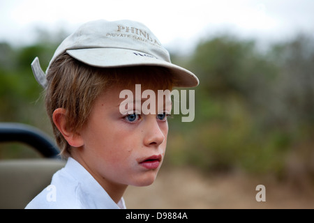 Ragazzo su safari Phinda Game Reserve, Sud Africa Foto Stock