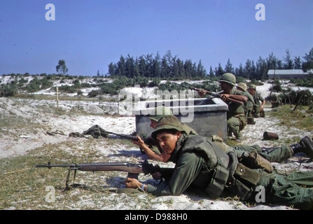 Battaglia di villaggio Hamo durante l'offensiva del Tet, Vetnam guerra. Marines americani e le truppe ARVN difendere una posizione contro l'attacco nemico. Foto Stock