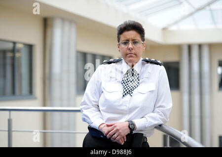 Cardiff, Galles, UK. 14 giugno 2013. Belinda Davies è Cardiff's nuova polizia Sovrintendente Capo. Nella foto a Cardiff Bay a una stazione di polizia. Credito: Matteo Horwood/Alamy Live News Foto Stock