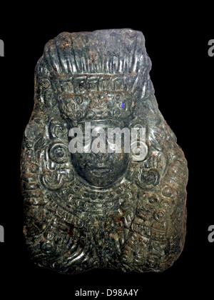 La giada busto di azteco Quetzalcoatl, annuncio1350-1521. Qui il profilo del dio-eroe emerge dalle ganasce di un serpente sulla cima di una massa di vorticazione di selvaggina di penna bobine. Il serpente piumati era visto come una metafora per wind-borne pioggia. Foto Stock