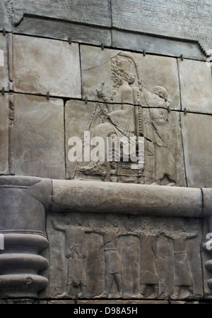 Calco in gesso dal Persepolis. L'immagine di fronte è fatta da parte di un lato di un enorme porta ad un palazzo costruito tra 470-450 A.C. Esso mostra il re che siede su un trono e tenendo lo scettro e fiore di loto. Un operatore sta dietro e sopra è un riccamente decorate tettoia. Foto Stock