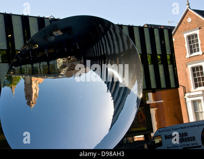 Sky specchio di Anish Kapoor a Nottingham Playhouse Wellington Circus Nottinghamshire Inghilterra Europa Foto Stock